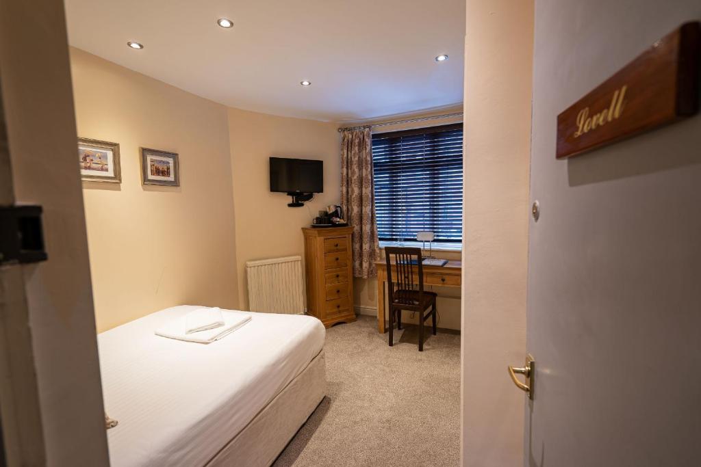 Lovell Room at Caravelli, boutique double in the 14th-century Old Manor, Loughborough